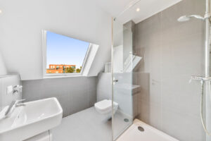 Badezimmer mit Dusche