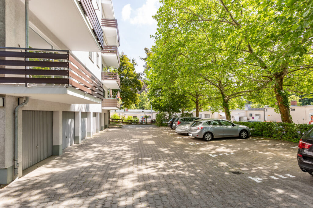 Hausansicht - Stellplätze